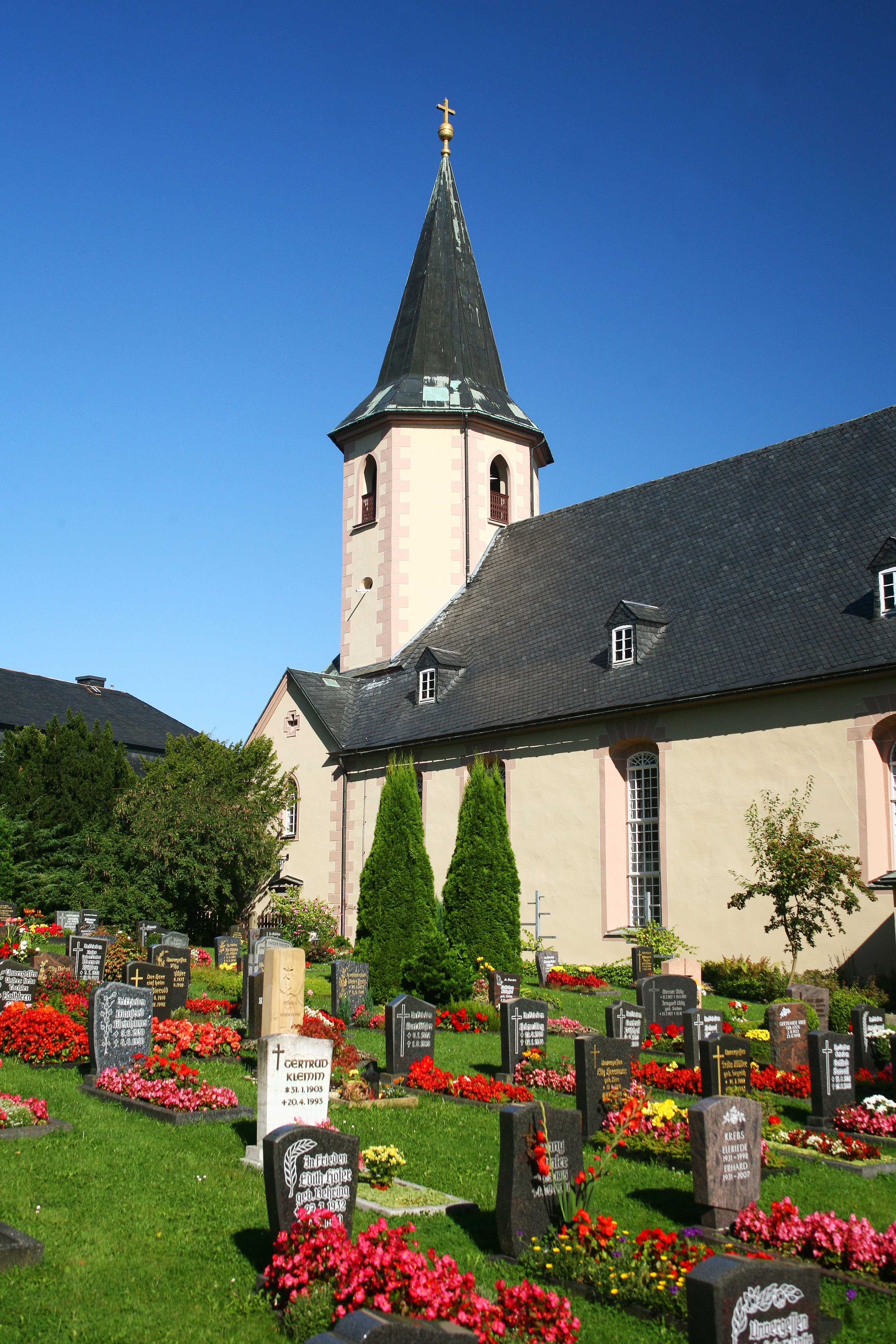 Kirche blick vom Friedhof